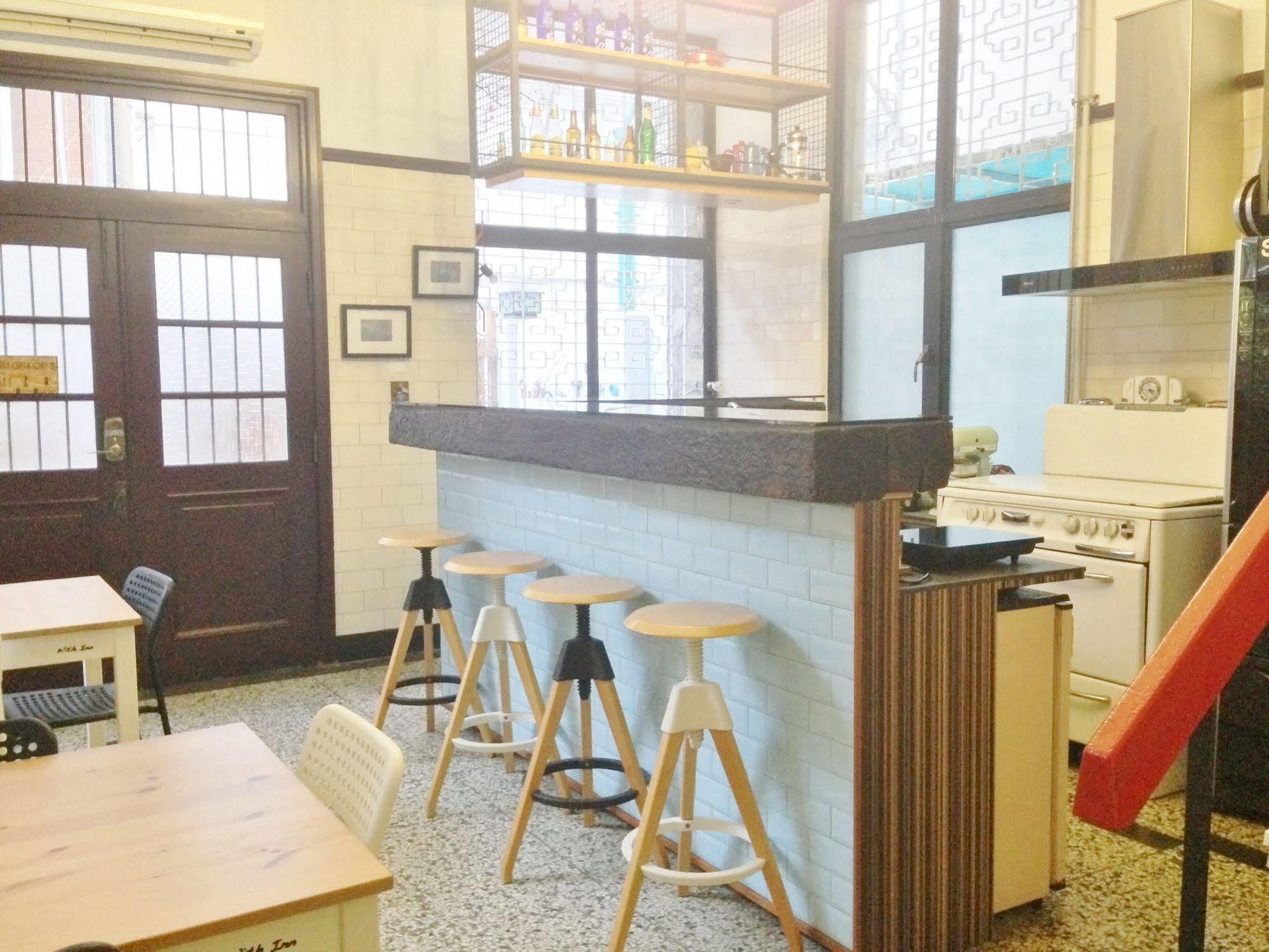 With Inn Hostel Kaohsiung Exterior photo